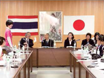 会議室での歓迎会(スピーチする安藤さん : 左から2番目)