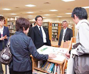 図書館の「絵本コーナー」を見学