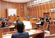 20名の学生が市政について質問をしました。
