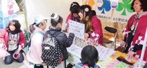 ○×クイズに挑戦する参加者とふれあう学生