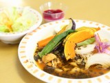 管理栄養学科の学生考案の「8種の野菜のチキンスープカレー」