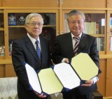 誉高等学校　相馬校長（右）　　　本学　佐々木学長（左）