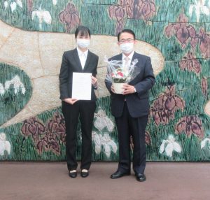 卒業生が愛知県知事へ表敬訪問しました