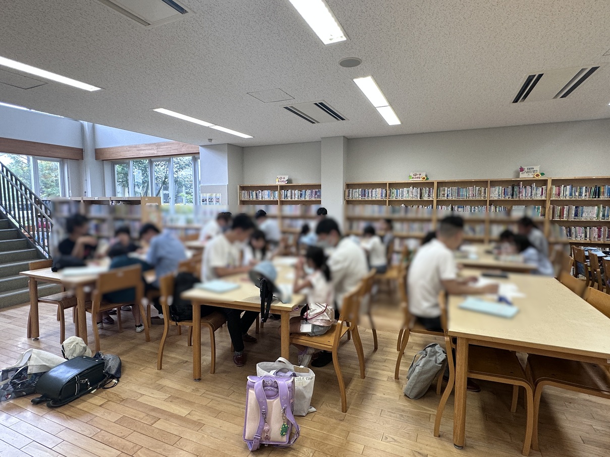 大学生が小学生の学習を支援する「学びっこ教室」を行いました