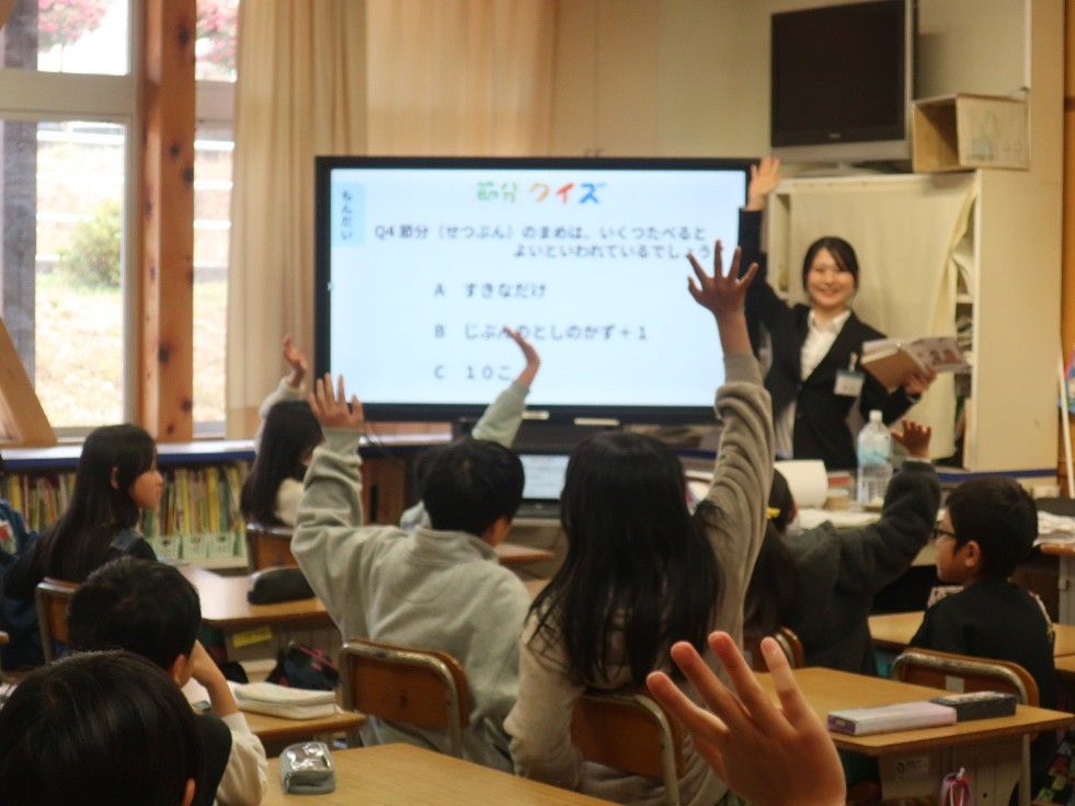 犬山市立城東小学校で管理栄養学科の学生が食育指導と給食の試食をしました