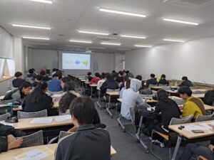 全学ゼミナールの「平易な言語」で、学生たちがワークに取り組みました